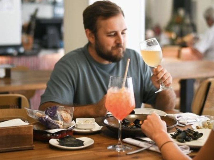 El arte del tardeo: por qué se ha convertido en el plan favorito del verano